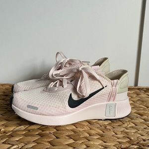 NIKE WOMENS REPOSTO SNEAKER - PALE PINK. Size 8